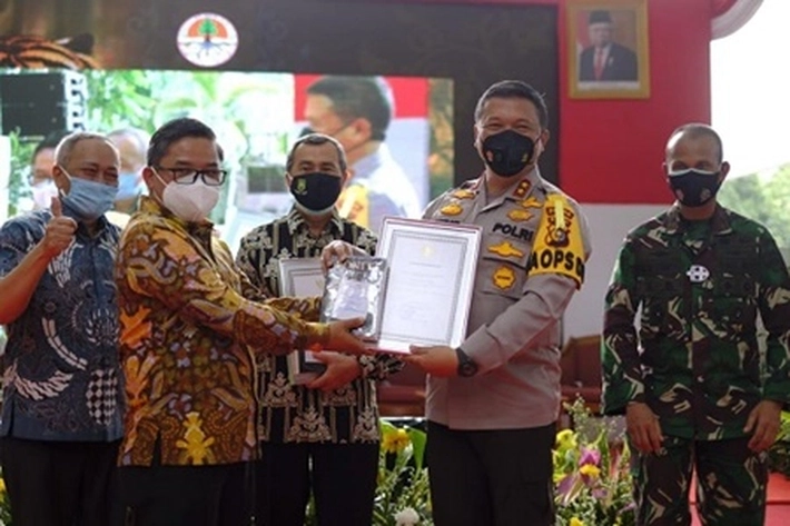 Kapolda Riau Terima Penghargaan Dalam Mendukung Konservasi Keanekaragaman Hayati