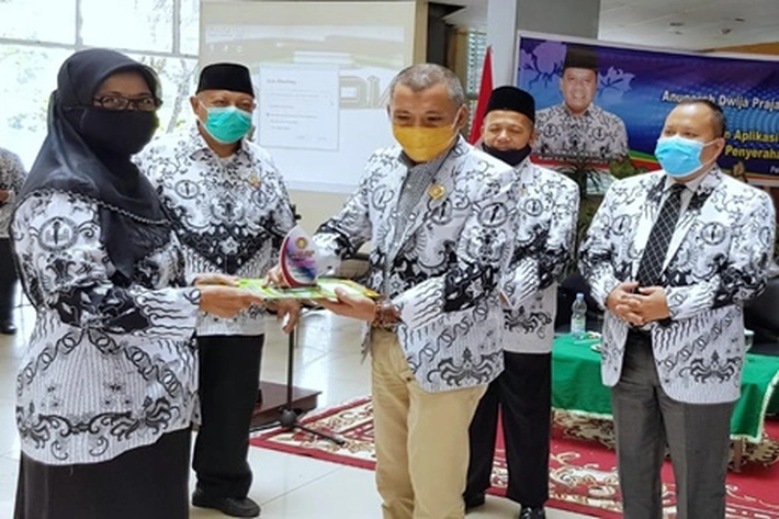 Prof Dr Unifah Rosyidi MPd Beri Penghargaan pada Bupati Kepulauan Meranti
