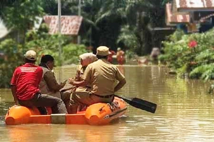 BPBD Tangani Korban Banjir, Anggota DPR Kerahkan Bantuan ke Rohul