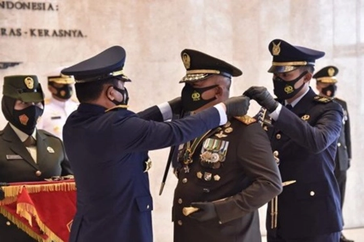 Panglima TNI Menyematkan Tanda Kehormatan Bintang Dharma pada Pangkostrad
