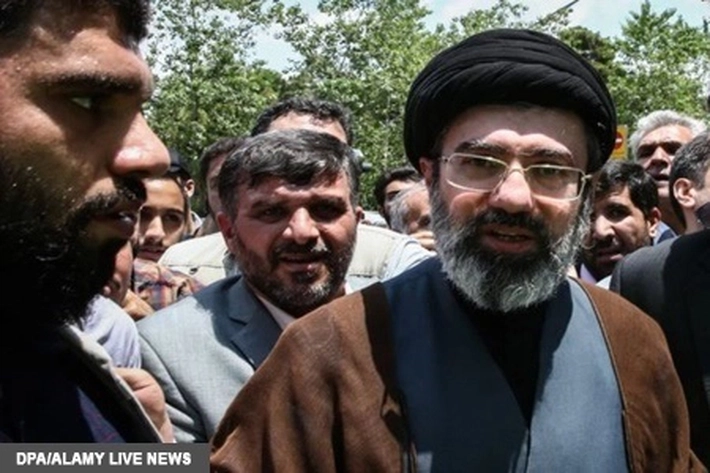 Rumor Kesehatan Pemimpin Tertinggi Iran Terganggu, 'Mojtaba Khamenei Bayang-bayangi Ayahnya'