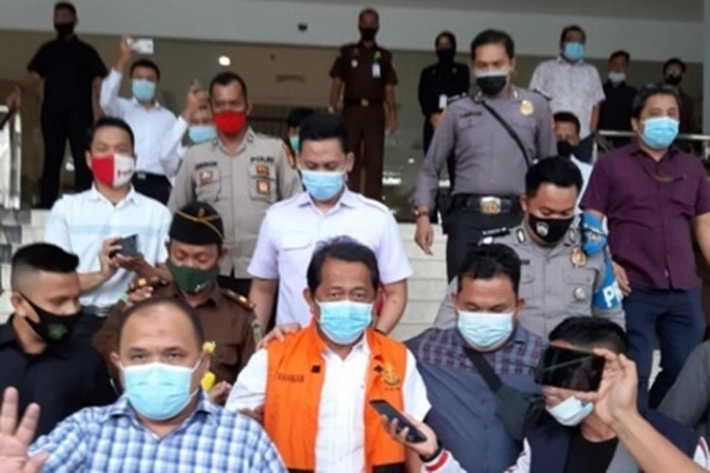 Pake Jeket Oranye, Sekdaprov Riau Akhirnya Digiring ke Rutan Sialang Bungkuk