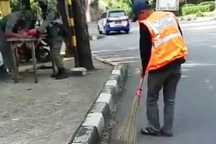Pelanggar Prokes Diberi Jaket Oranye, Sanksinya 'Bersihkan Jalan'
