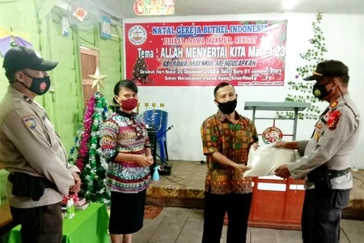 Polisi Ringankan Pendeta dan Penjaga Gereja Saat Natal
