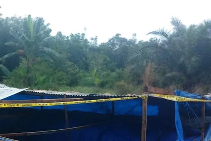 Polisi 'Police Line' Kolam Penampungan Penadah CPO di Inhu