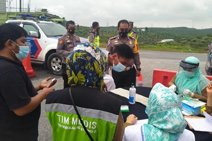 Menekan Angka Covid-19, Polres Pelalawan Periksa Kesehatan Pengemudi