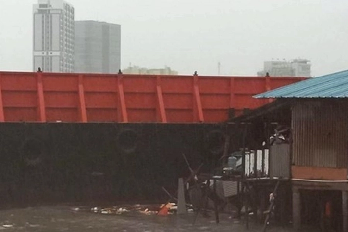 Angin Kencang Buat Kapal Tongkang Hantam Rumah di Perairan Batam