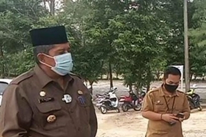 Bupati Alfedri Serahkan Bantuan Korban Kebakaran