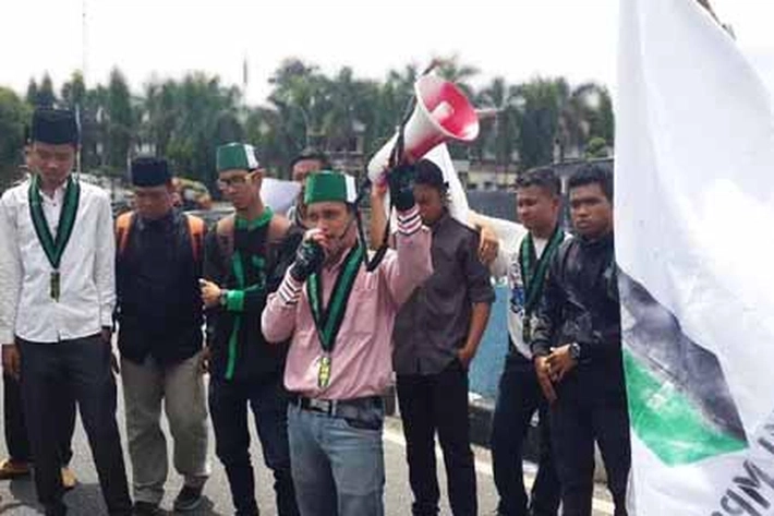 Mahasiswa HMI Demo Amril Mukminin, Diduga 'Aliran Dana ke Sang Istri'