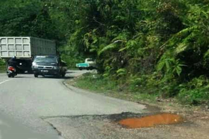 Dihantam Hujan Deras, Jalan Nasional Riau-Sumbar Jadi Rusak