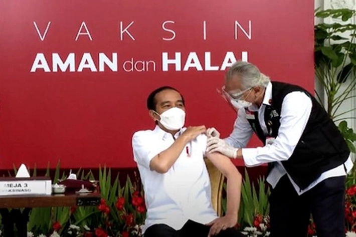 Jokowi Disuntik Vaksin Pertama, Tangan Dokter 'Bergetar Keras'