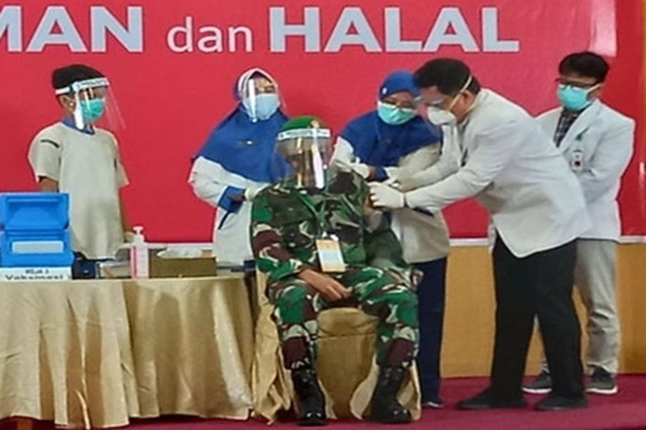 Danrem 031 Wirabima Orang Pertama Divaksin Covid-19