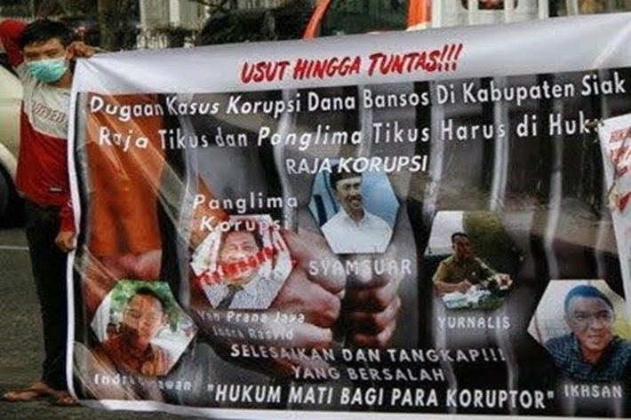 GPMPPK Bentangkan Spanduk Desak Kejaksaan Usut Korupsi Syamsuar dan Yan Prana