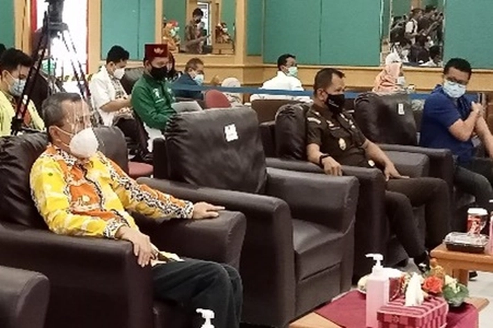 Hampir Dua Bulan Dirawat, Gubri Muncul Hadiri Vaksinasi Kedua