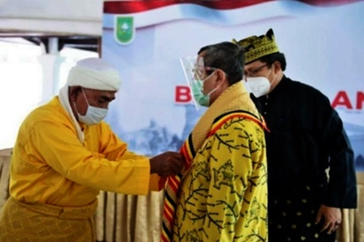 Gubri Jadi Keluarga Suku Sakai, Sekaligus Menerima Usulan 'Pengukuhan Hutan Adat'