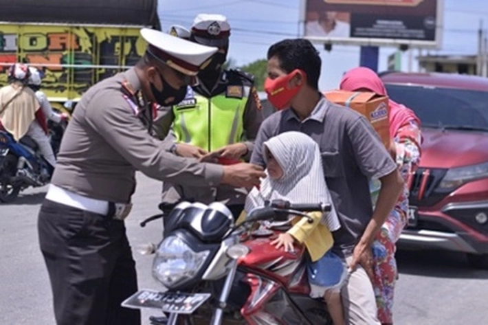 Polres Rohil Bagikan Masker ke Pengguna Jalan, Untuk Memutus 'Mata Rantai Covid-19'
