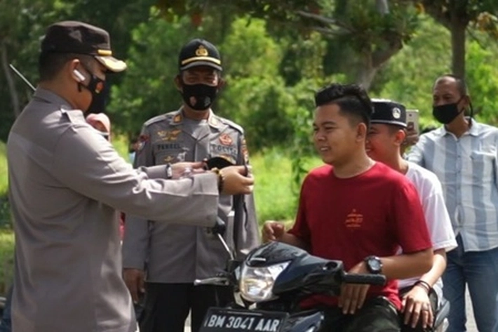 Dukung Program Kapolri, Polsek Tampan Bagi-bagi Masker