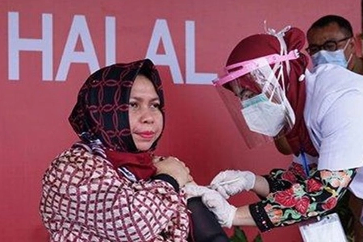 Ketua PN Siak Rozza El Afrina, Orang Pertama Divaksin Covid-19