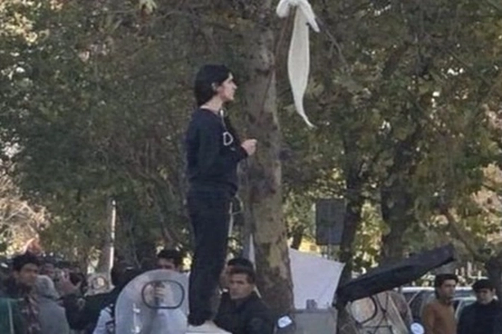 Seorang Perempuan Iran Lepas Kerudung Didepan Umum Dijatuhi Hukuman Penjara