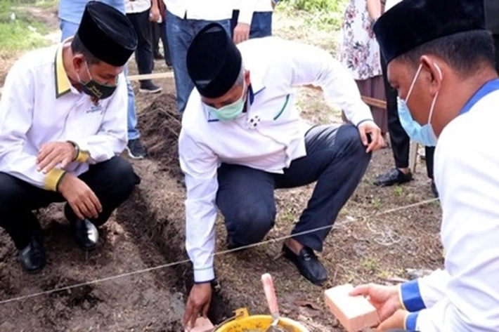 Bupati Alfedri Letakan Batu Pertama Pembangunan RLH Untuk Kaum Duafa-Mualaf