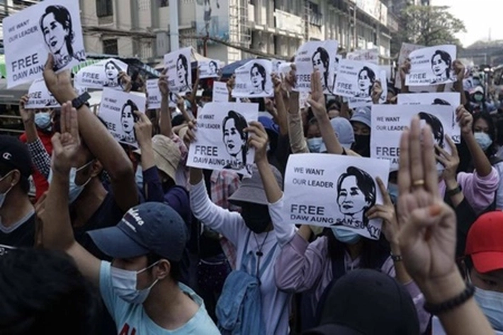 Demo dan Mogok Nasional Serukan Pembebasan Aung San Suu Kyi