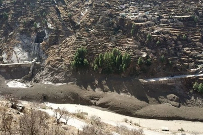 Bukit Gletser Jatuh ke Sungai Dihantam Banjir Bandang India
