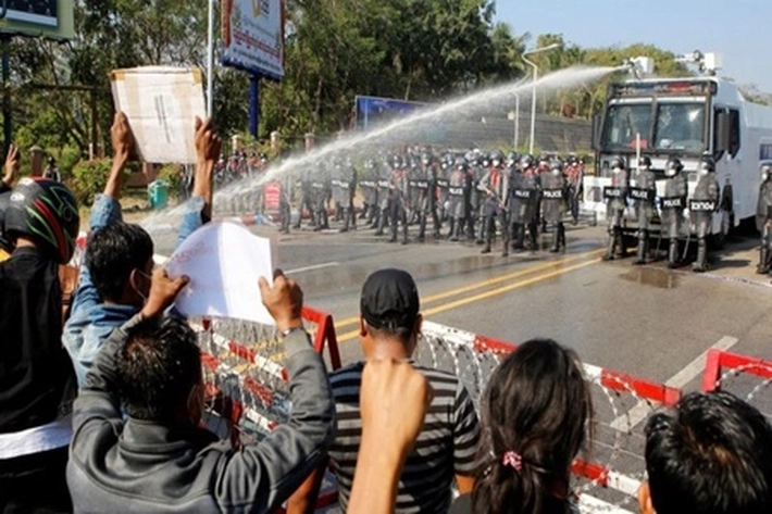 Polisi di Duga Gunakan 'Peluru Tajam', Pendemo: 'Militer Lebih Buruk'