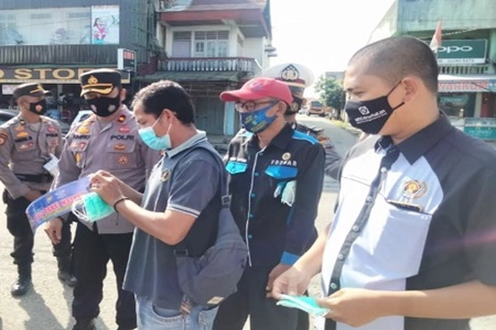 Peringati HPN, PWI dan Jajaran Polres Rohul Bagi Masker