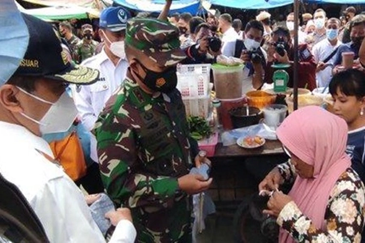 Pangdam I/BB Bersama Gubri dan Kapolda Bagikan Masker dan Beras