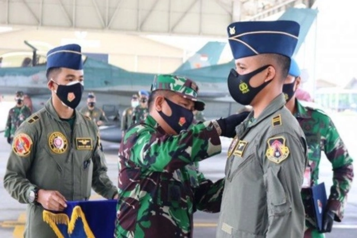 Dua Penerbang Skadron Udara 16 Lanud Roesmin Nurjadin Laksanakan Terbang Solo