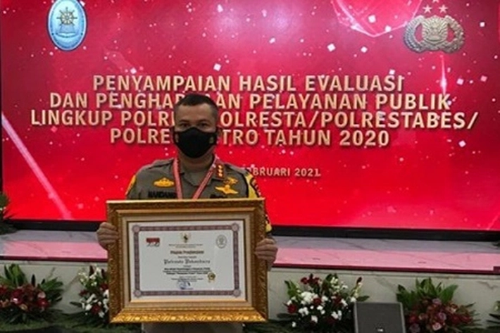 Menpan RB Beri Penghargaan pada Polresta Pekanbaru