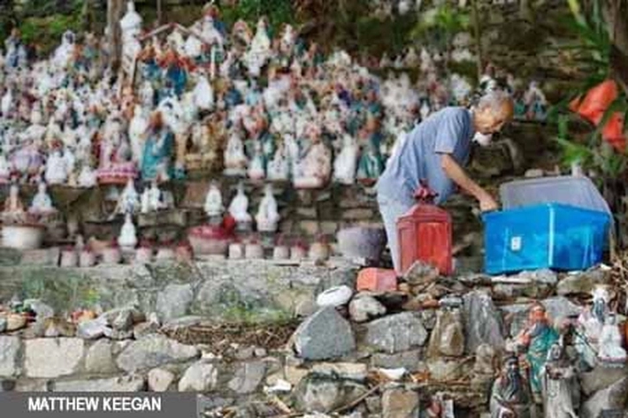 Pria Tua Sabar Merawat Ribuan Patung Dewa - Dewi Terlantar