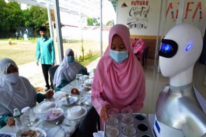 Kafe Arfa Satu-satunya di Indonesia Gunakan Robot Pelayan