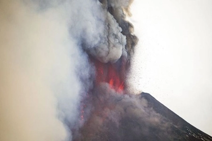 Gunung Meletus Dahsyat Seakan Menerangi Langit Malam
