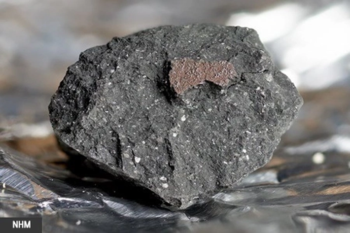 Pecahan Batu Meteor Berjatuhan di Sebuah Desa