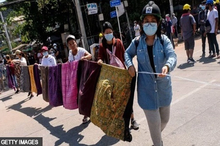 Perempuan Myanmar Pakai Kain Sarung Melawan Kudeta Militer