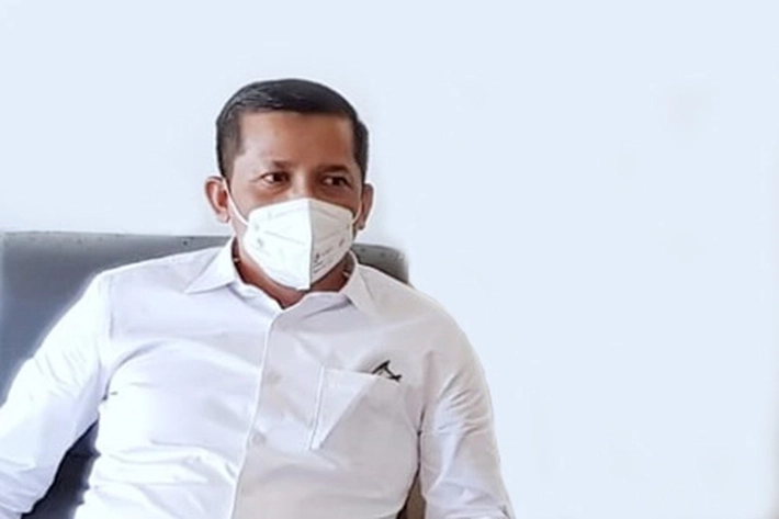 Bupati Meranti H Muhammad Adil Bantu Pedagang Tikar Pandan 