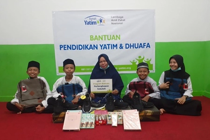 Rumah Yatim Bantu Perlengkapan Sekolah untuk Empat Yatim Bersaudara