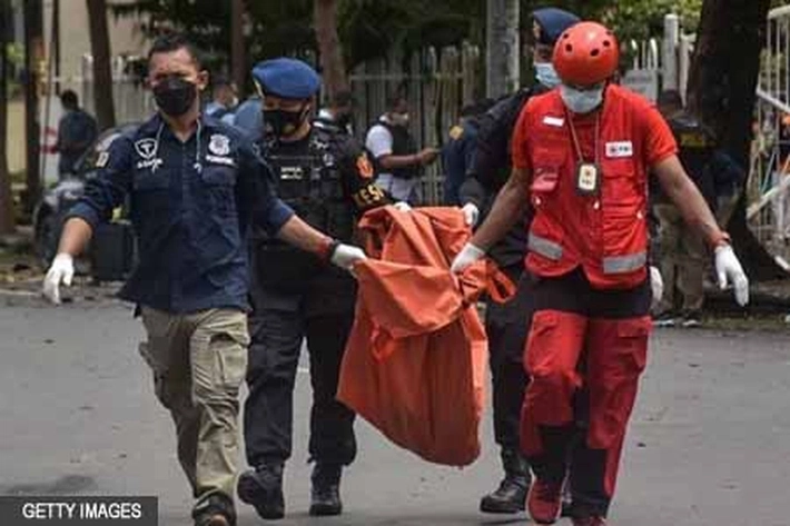 Petugas Bawa Potongan Tubuh Diduga Pelaku Bom Makassar