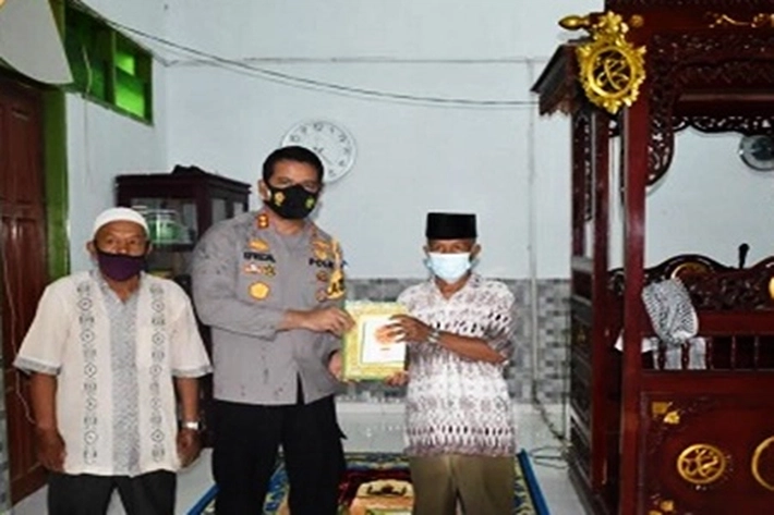 Ramadhan: Polres Inhu Bagikan Alquran dan Takjil Gratis Ditengah Warga