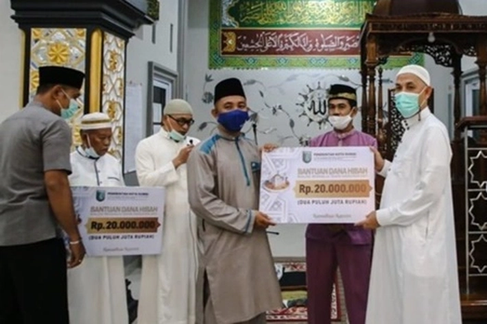 Walikota Dumai Serahkan Bantuan Rp20 Juta untuk Masjid Al Barkah di Safari Ramadan