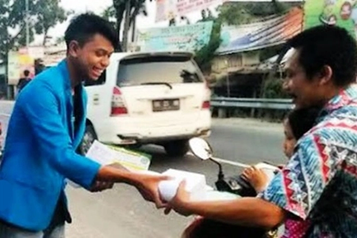 Pergerakan Mahasiswa Islam Indonesia Bengkalis Bagi-bagi Takjil