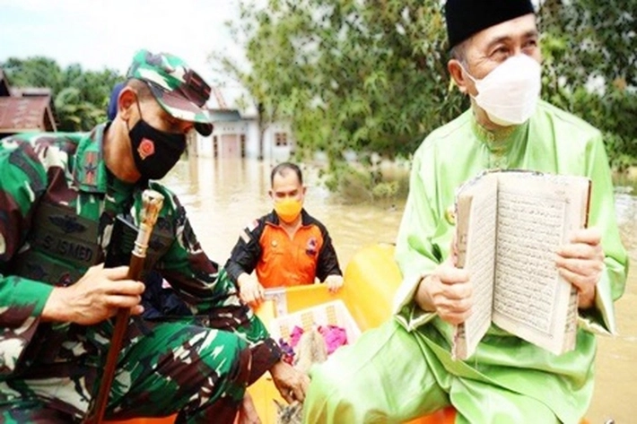 Gubernur Riau Bersama Danrem 031 WB Susuri Lokasi Banjir, Warga 'Teriak Histeris'