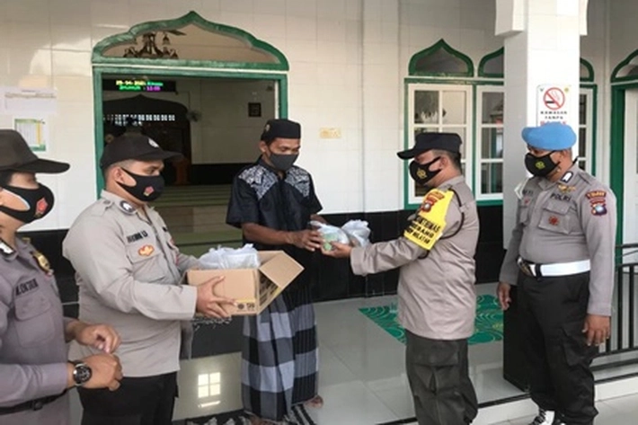 Berbagi di Bulan Suci Ramadhan, Polsek Dabo Singkep Salurkan Takjil ke Mesjid