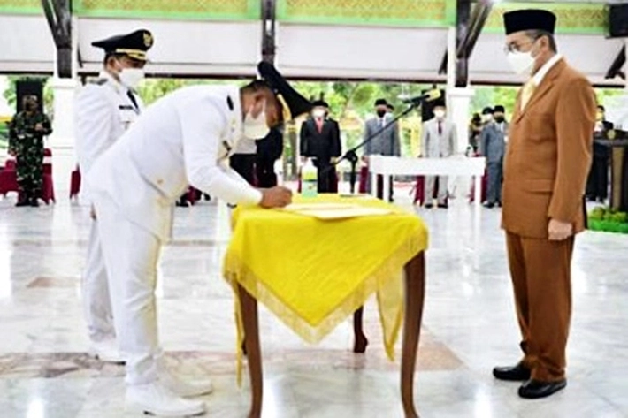 Gubri Lantik Paslon Zukri-Nazarudin Jadi Bupati dan Wakil Bupati Pelalawan