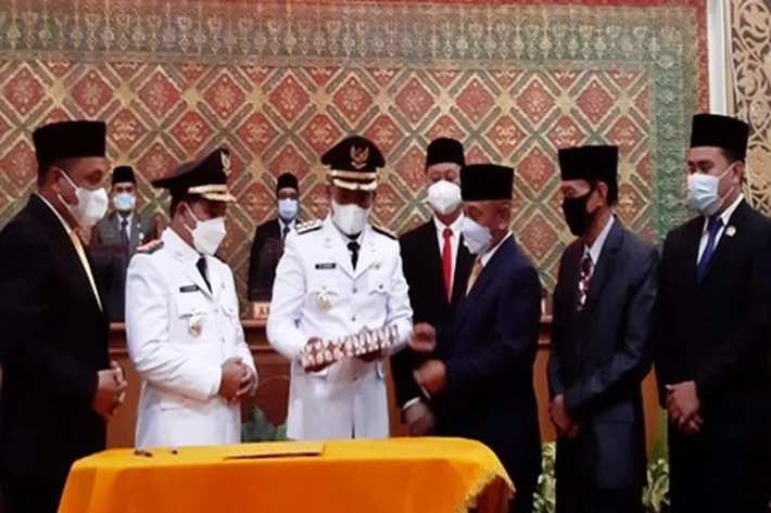 Pelantikan Zukri Misran dan Nazarudin Dihadiri Mantan Bupati Pelalawan