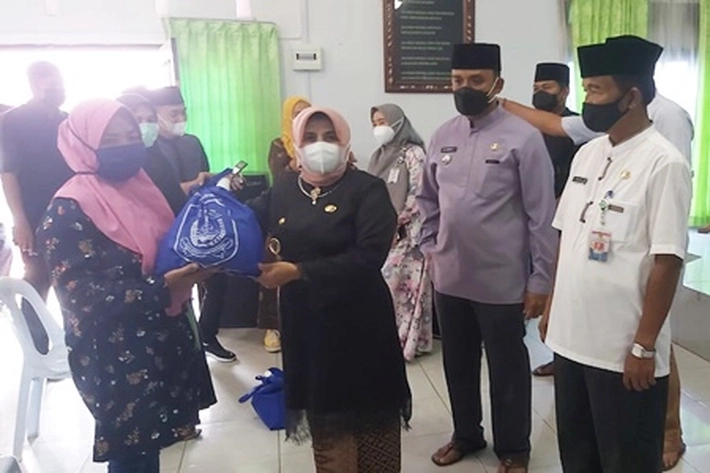 Walikota Hj Rahma Bagikan Sembako Gratis pada 12.911 Warga