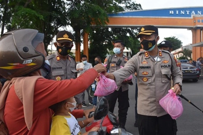 Kapolres Tanjungpinang Langsung Bagikan Takjil dan Masker di Ramadhan