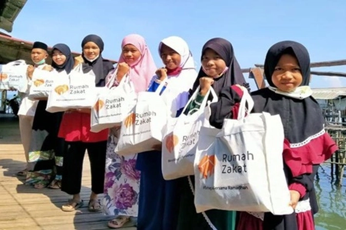 Rumah Zakat Berikan 'Kado Lebaran' pada Puluhan Anak Yatim dan Dhuafa