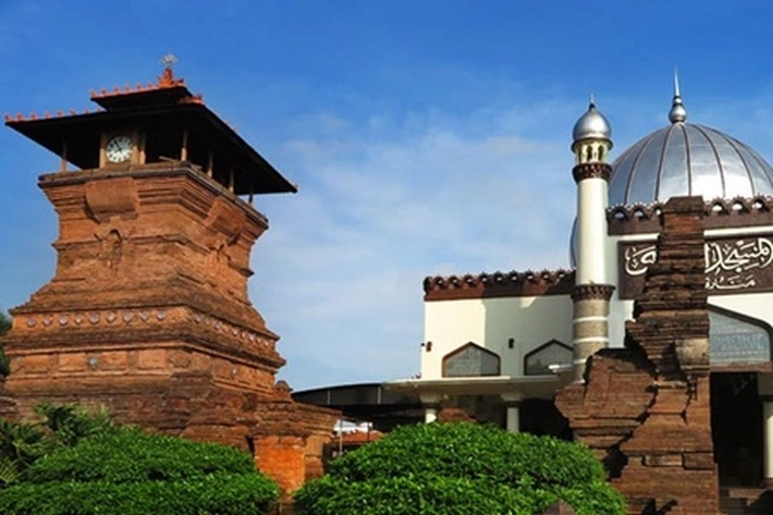 Salat Tarawih di Masjid Kuno yang Menyatukan Dua Tradisi